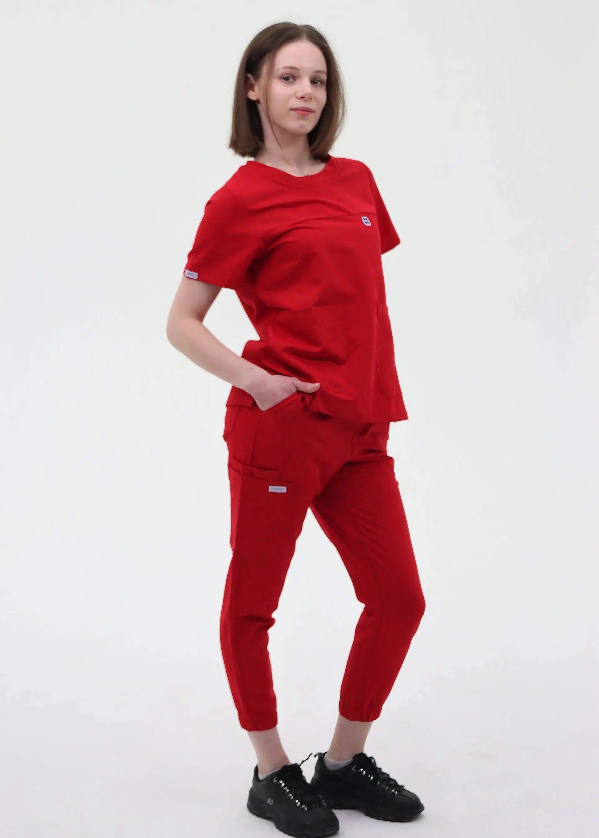 GABRIELLA STYLE™ - HAUT COL ROND TROIS POCHE ROUGE MALIBU SoignerAvecStyle™