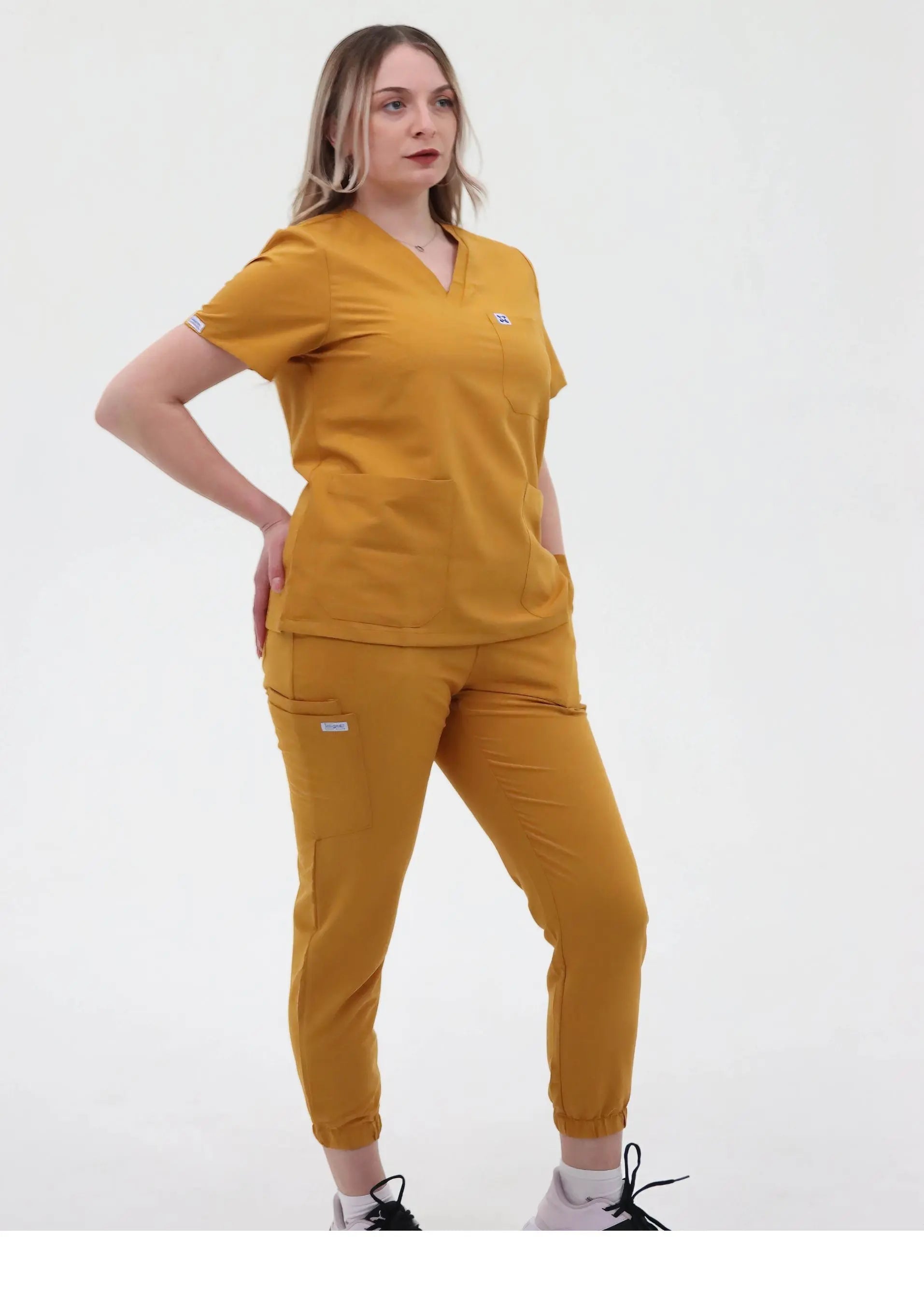 EVA STYLE™ - HAUT COL EN V TROIS POCHES CURCUMA SoignerAvecStyle™