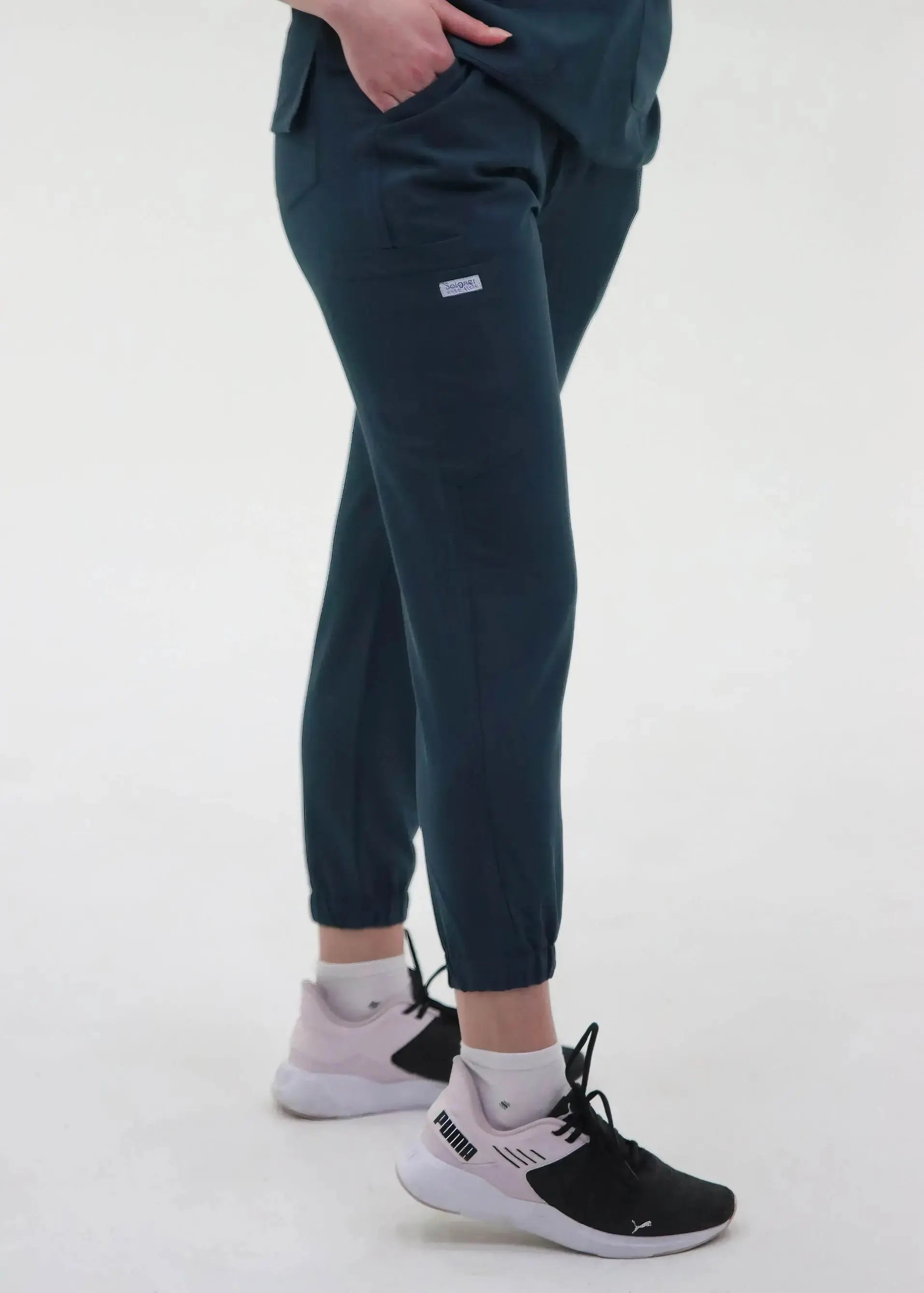 GABRIELLA STYLE™ - PANTALON JOGGER SIX POCHES EUCALYPTUS SoignerAvecStyle™
