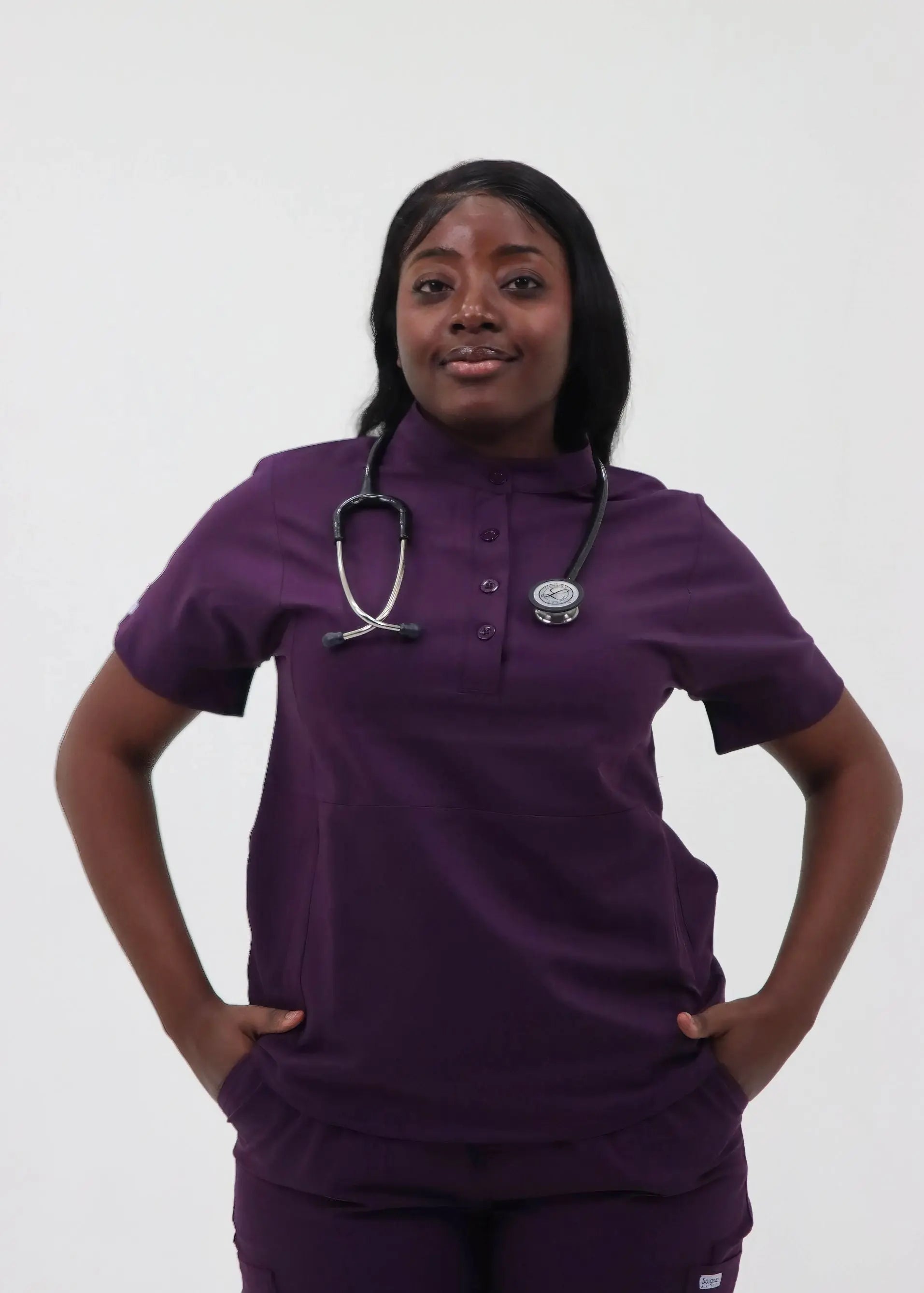 ALICIA STYLE™ - HAUT COL MANDARIN DEUX POCHES AUBERGINE SoignerAvecStyle™